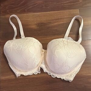 B. LUXE White Lace Underwire Bra Size 38D